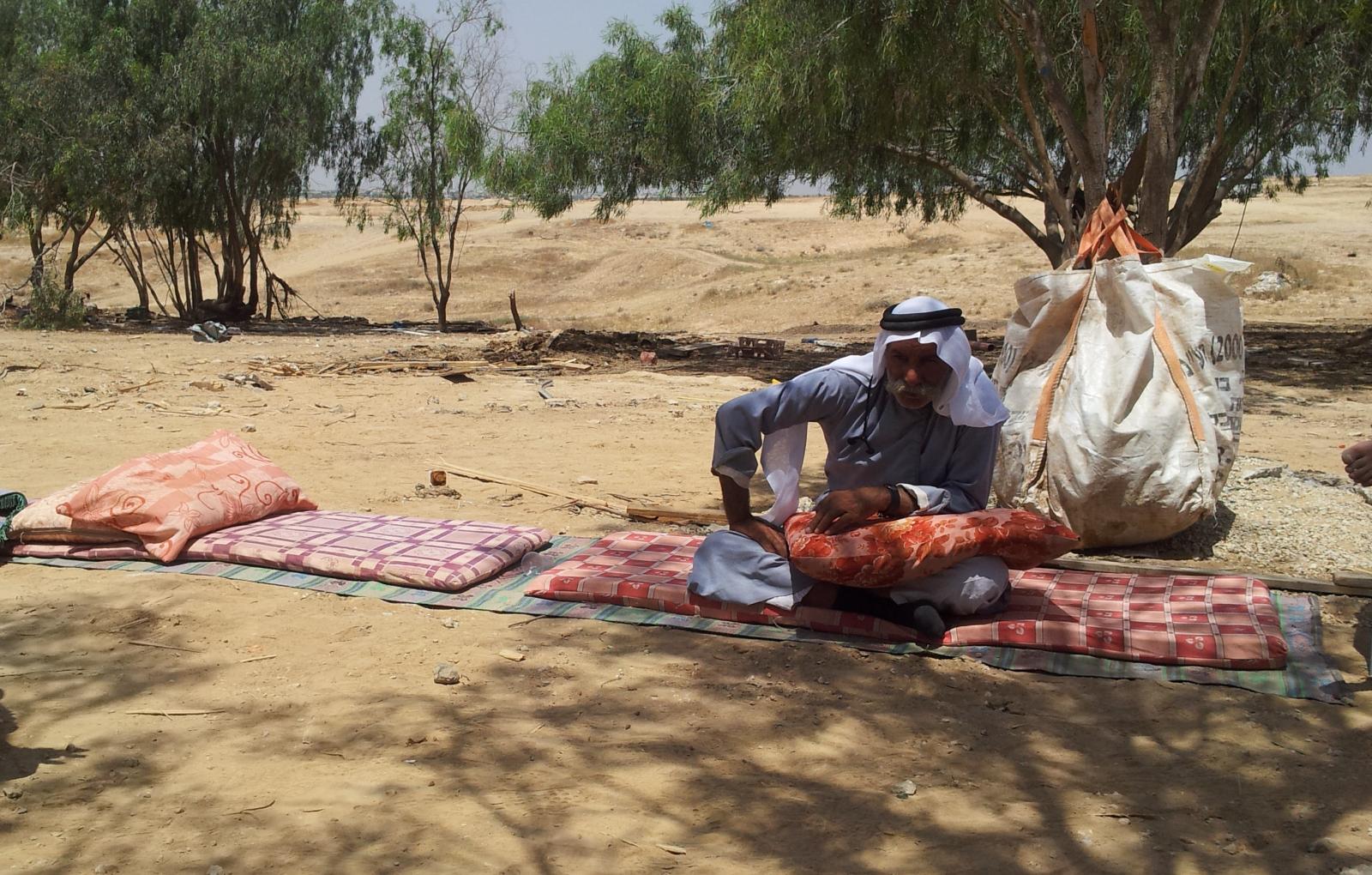 אל עראקיב, באחת הפעמים שדחפורים עלו על בתיו (צילום: דני בלר)